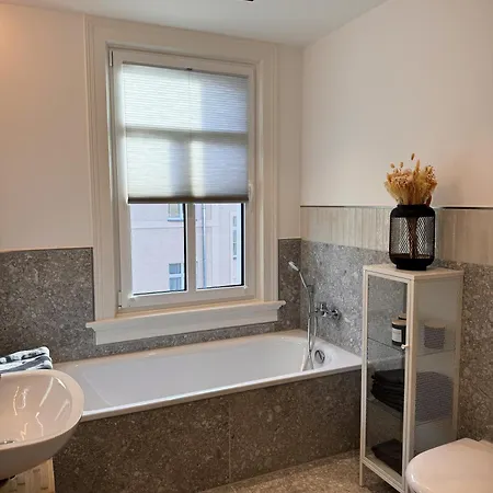 Carl Von Rose Apartment *