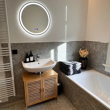 Carl Von Rose Apartment *