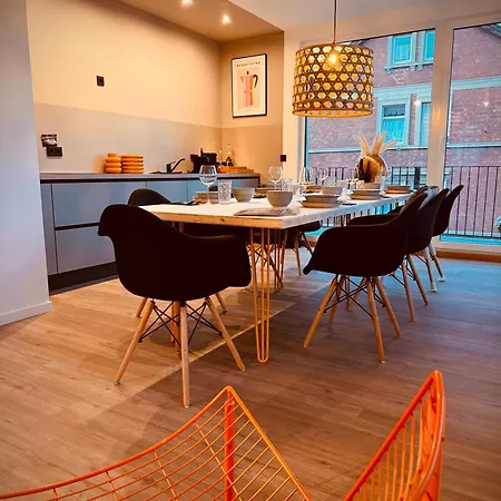 Carl Von Rose Apartment *